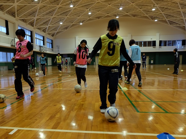 日本サッカー協会主催 小学校体育サポート研修会 に児童学科の学生が参加しました トピックス 児童学科 生活科学部 学部 短大 大学院 四国大学