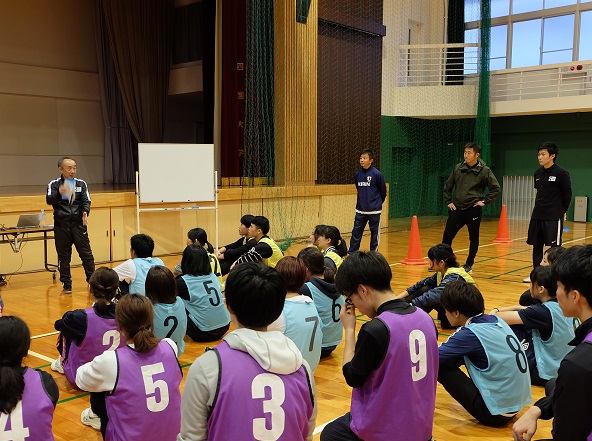 日本サッカー協会主催 小学校体育サポート研修会 に児童学科の学生が参加しました トピックス 児童学科 生活科学部 学部 短大 大学院 四国大学