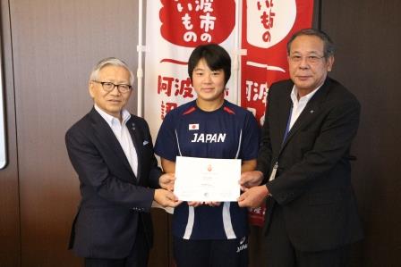 第23回夏季デフリンピックで５位入賞を果たした陸上競技部　村尾茉優選手（生活４）が阿波市長を表敬訪問しました。