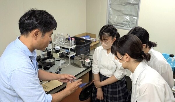 城ノ内中等教育学校4年生の皆さんが「未来設計」の授業の一環として、本学で研究体験を行いました