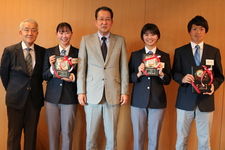 女子ソフトテニス部黒羽監督、藤城選手・箱崎選手がスポーツ指導者及び優秀者表彰を受けました