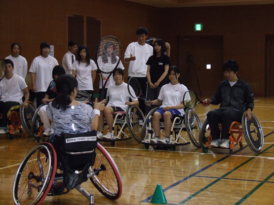 中学・高校生のための車いす介助ボランティア講座を行いました