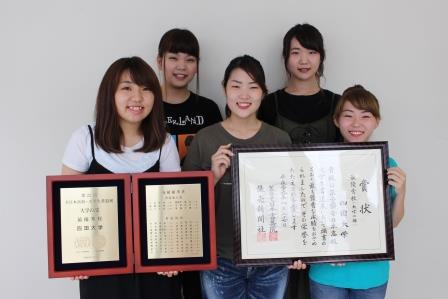 最優秀校に選ばれた「第22回全日本高校・大学生書道展」の表彰式に文学部書道文化学科の学生が出席しました