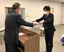 人間生活科学研究科の院生が「徳島新聞生命科学分野支援金」を贈呈されました