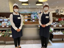 人間健康科食物栄養専攻の学生が伊勢丹新宿店で『きゃろめるばたぁ』の商品PRを行いました