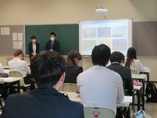 国際文化学科専門科目「ホテル&ツーリズムⅠ」でエアトラベル徳島の方にご講演いただきました