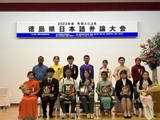 ビジネス・コミュニケーション科の外国人留学生が『2023年度 外国人による徳島県日本語弁論大会』で入賞、「四国大学エクセレント・スカラーシップ」で表彰されました