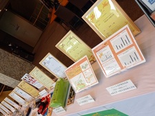 食物栄養専攻の学生が携わった特許商品の資料が阿波銀行本店で展示されました