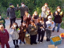 食物栄養専攻1年生が食品ビジネスフィールド演習として阿波すず香の収穫体験を行いました