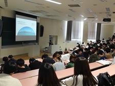 経営情報学科「フレッシャーズゼミⅡ」において、徳島県議会議員による講演が実施されました