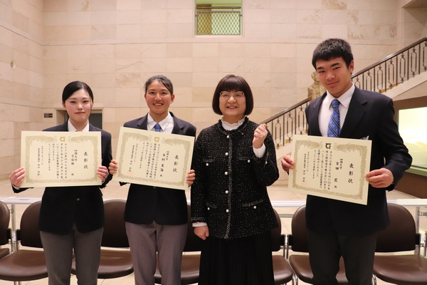 弓道部女子団体及び陸上競技部個人（木村美海、吉田匠）が徳島県議会より表彰されました