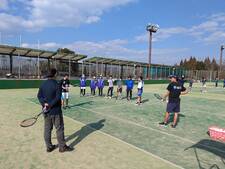 男子ソフトテニス部が広島県三原市の中学生に出張講座を実施しました
