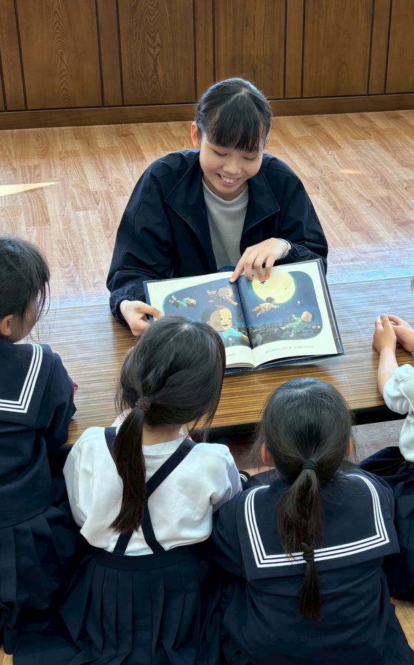 日本文学科の学生が北島町中央児童館で絵本の読み聞かせを行いました
