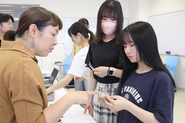 経営情報学科 藤井ゼミの学生が「徳島ブレンドアロマ作り~地域の魅力を香りで表現しよう~」に参加しました