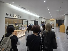日本文学科の学生が美馬市立図書館を見学しました
