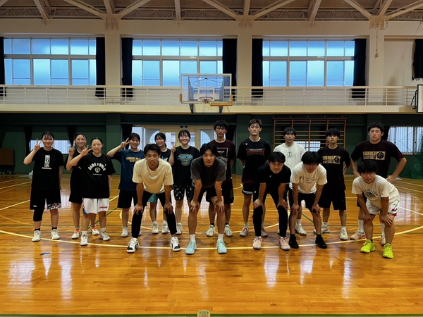 四国大学バスケットボール部と健康栄養学科の学生が元プロバスケットボール選手とのスペシャルイベントを開催しました